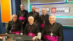 Des membres de la Comece dans les locaux de Radio Vatican le 23 mars 2023.