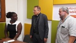 Núncio Apostólico Dom Waldemar Stanisław Sommertag visita Rádio Sol Mansi em Bissau (Guiné-Bissau)
