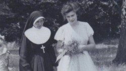 Sestra Helena Chmielewská s Marií Damaszek, která byla zachráněna před nacistickou deportací.