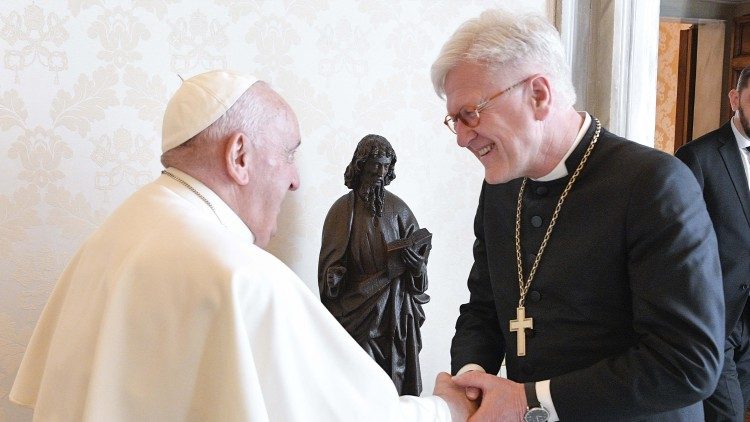 Heinrich Bedford-Strohm und Papst Franziskus bei der Begegnung im Vatikan