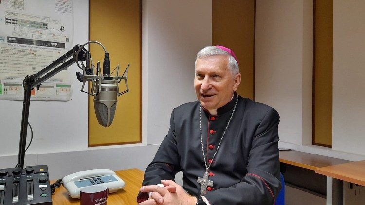 Prie Vatikano radijo mikrofono COMECE vicepirmininkas vyskupas Rimantas Norvila