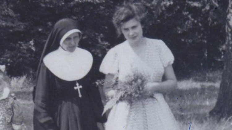 Schwester Helena Chmielewska mit der vor den Nazis geretteten Maria Damaszek - undatierte Aufnahme