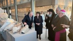 La cerimonia di restituzione ad Atene dei tre frammenti del Partenone donati dal Santo Padre all'Arcivescovo della Chiesa Ortodossa
