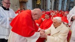 A Ferenc pápa által kinevezett Karl-Joseph Rauber bíboros köszönti az emeritus pápát   