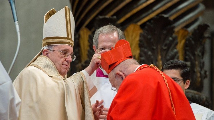 Il cardinale Karl-Josef Rauber mentre il Papa gli pone sul capo la berretta cardinalizia