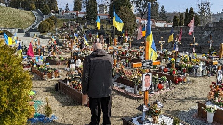 Monsenhor Vitillo durante sua visita à Ucrânia em março deste ano