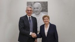 Novi predsednik Tiziano Onesti  in dosedanja predsednica uprave Bambino Gesu Mariella Enoc.