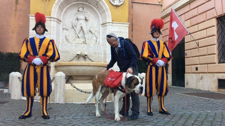 Claudio Rossetti e il cane San Bernardo Magnum in Vaticano