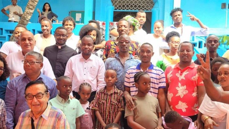 Le père Jean-Claude Mij Riy, entouré de quelques migrants aux Comores
