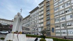 Papež Frančišek je od srede, 29. marca 2023, v bolnišnici Gemelli, kjer je svoje zadnje trenutke življenja preživel sv. Janez Pavel II.