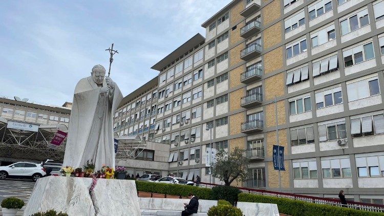 
                    Pope Francis pays brief visit to Gemelli hospital for evaluation
                