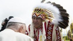 Papež med srečanjem s staroselskimi ljudstvi v Kanadi