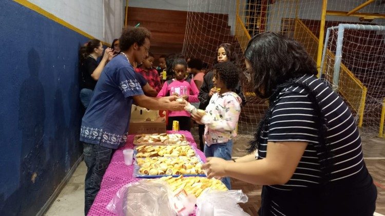 Crianças e adolescentes participam de atividades lúdicas na Pequena Casa da Criança