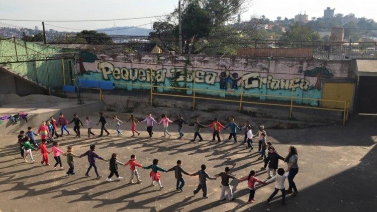 Kinder vor dem „Pequena Casa da Criança“