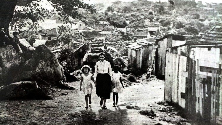 Irmã Nely Capuzzo com duas crianças numa foto de 1958 (imagem de Anthony Ronek para 'O Cruzeiro')  