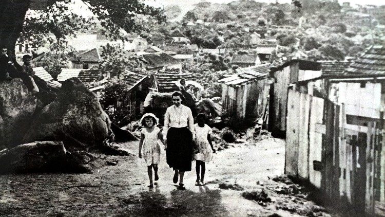 Sister Nely Capuzzo with two children (Photo from 1958, taken by Anthony Ronek for O Cruzeiro magazine)