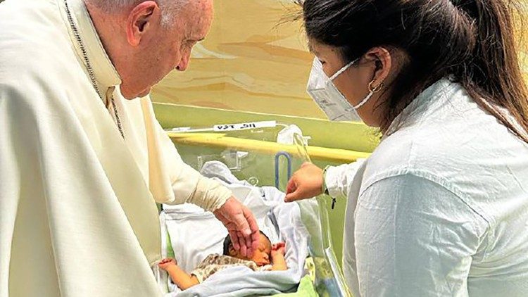 El Papa Francisco bautiza al bebé Miguel Ángel en el Hospital Gemelli (31 de marzo de 2023).