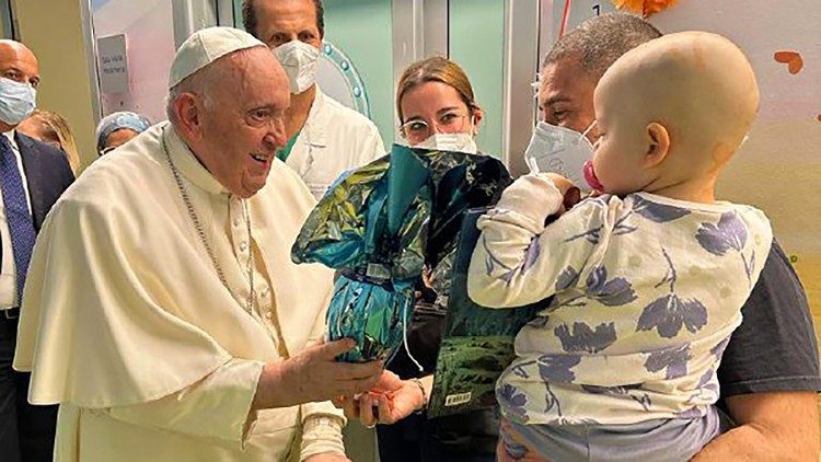 Ferenc pápa a Gemelli-kórház gyermekonkológiai osztályán