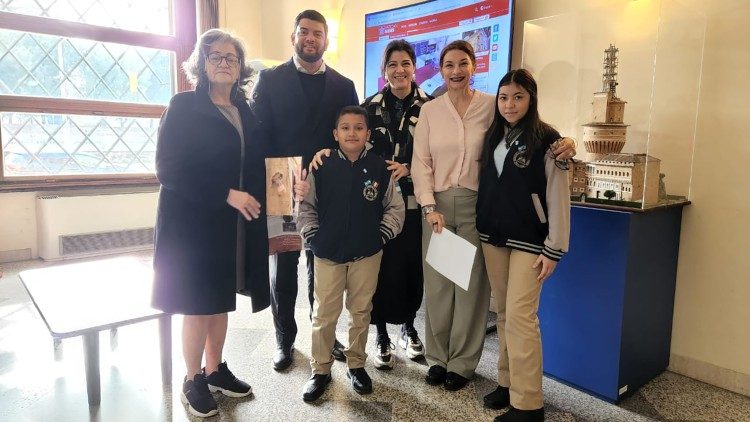 Embajadas de Honduras ante Italia y Santa Sede con niños de la Brassavola School