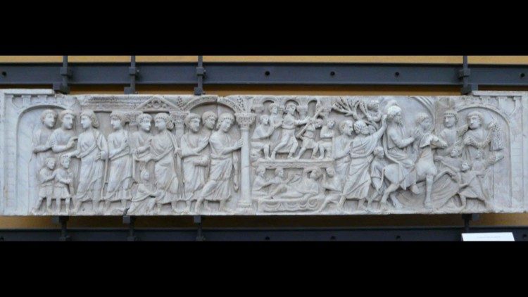 Balli i sarkofagut me sfond arkitektonik (tipi "Bethesda"): shërimi i të verbërve, mrekullia e gruas që humbet gjak, mrekullia e pishinës (në dy regjistra), hyrja e Krishtit në Jeruzalem rreth 366-384 pas Kr., mermer i bardhë italian, 58 x 228 x 10 cm, Muzeu Pio Cristiano