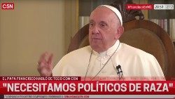 Um fotograma do vídeo da entrevista de Francisco ao Canal 5 de Noticias (Vatican Media)