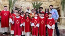 Celebrazione della Domenica della Palme in Libano, monsignor Khairallah con alcuni fedeli (foto d'archivio)