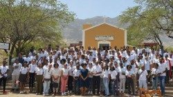 Bispo de Mindelo (Cabo Verde), Dom Ildo Fortes, com grupo de jovens na Jornada inter-paroquial da juventude