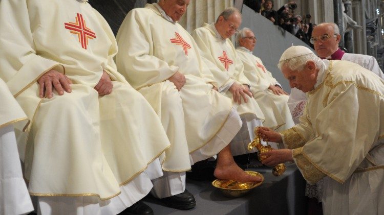 Benedetto XVI durante la celebrazione della Messa nella Cena del Signore in S. Giovanni in Laterano, il 5 aprile 2012