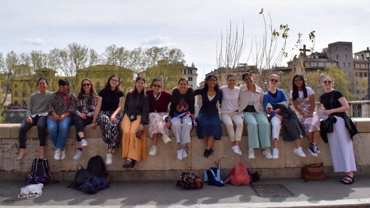 Las universitarias asistentes en un paseo por Roma. (Foto: UNIV INSPIRE 2023)
