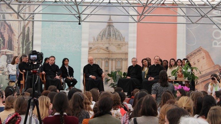 Encuentro de las universitarias participantes con el Prelado del Opus Dei, Monseñor Fernando Ocáriz. (Foto: UNIV Inspire)