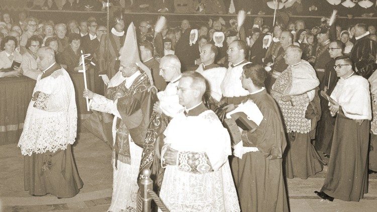 Paolo VI celebra la Veglia Pasquale il 17 aprile 1965