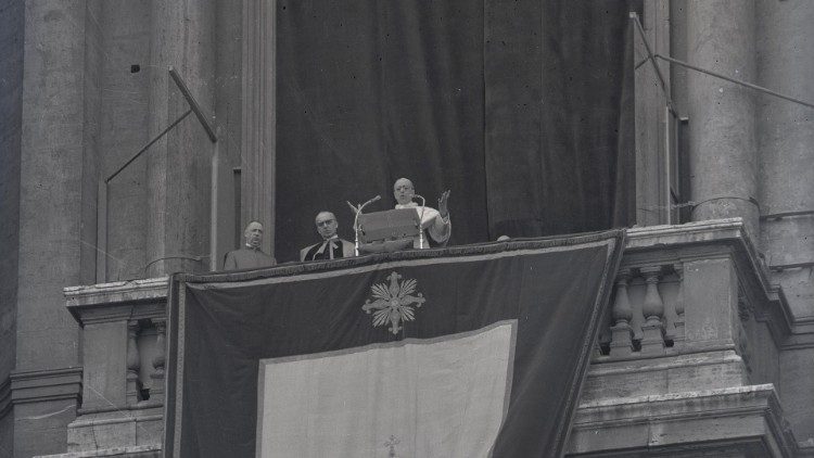 Pio XII impartisce la benedizione Urbi et Orbi il giorno di Pasqua, il 1° aprile 1956