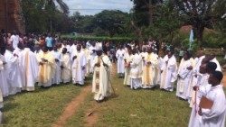 Les prêtres du diocèse de Kabinda, autour de Mgr Félicien Ntambwe, évêque de Kabinda et administrateur apostolique de Kananga, pour la messe chrismale, le lundi 3 avril 2023