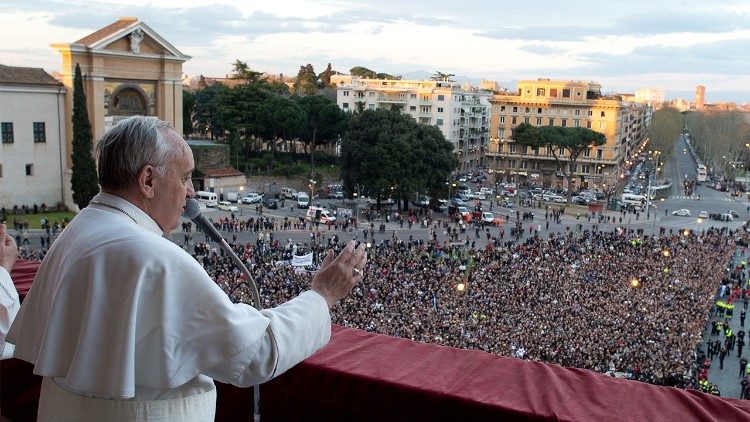 Pranciškus sveikina Romos vyskupijos tikinčiuosius iš Laterano bazilikos balkono 2013 m. balandžio 07 d. 