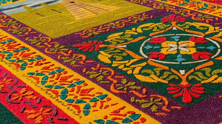Una alfombra decorada, por donde pasarán las procesiones
