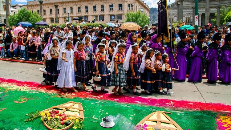 Niñas mayas desfilando en una procesión