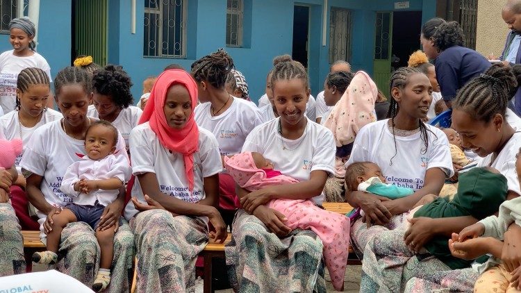 Alcune delle giovani madri accolte con i loro bambini nel Nigat Center delle Missionarie della Carità ad Addis Abeba