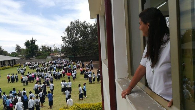 Irmã Nieves e as crianças hospedadas na missão Zway