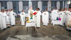 Dom Claudio Dalla Zuanna, durante a Missa crismal na arquidiocese da Beira (Moçambique)