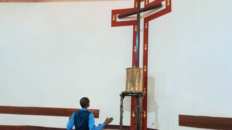 Salomom André Mehou in preghiera nella cattedrale di Niamey