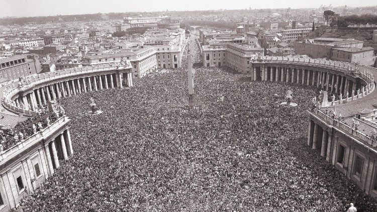Piazza San Pietro, 21 aprile 1957, giorno di Pasqua.