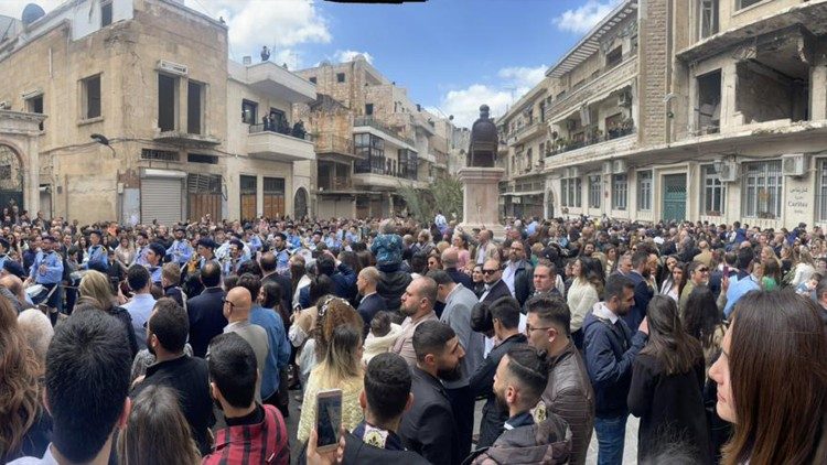 Aleppo citizens gather to celebrate Easter Week