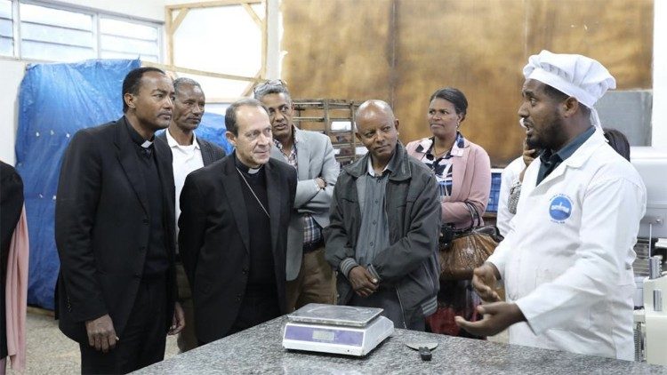 Don Petros Berga (erster von links) und der apostolische Nuntius in Äthiopien, Antoine Camilleri (zweiter von links), besuchen ein Projekt für Kleinunternehmen
