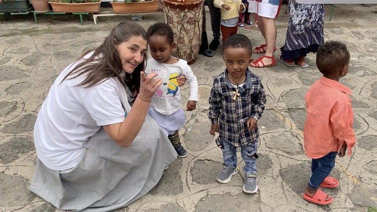 Sor Nieves Crespo con algunos niños invitados del Mary Help College de Adís Abeba