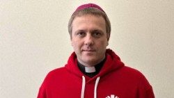 Bp Aleksander Jazłowiecki w bluzie Caritasu, ponieważ posługuje też w tej organizacji