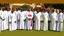 Les archevêques et évêques du Burkina Faso en compagnie du nonce apostolique Mgr Crotty. 