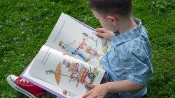 Un bambino che legge una favola