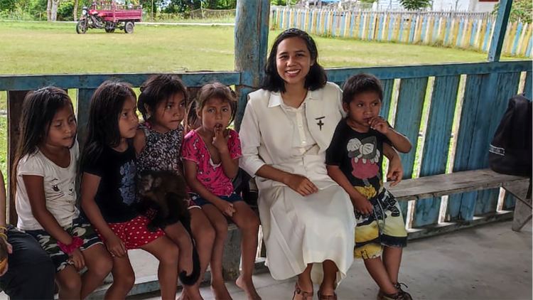 Sister Fátima with several children from the Independencia community