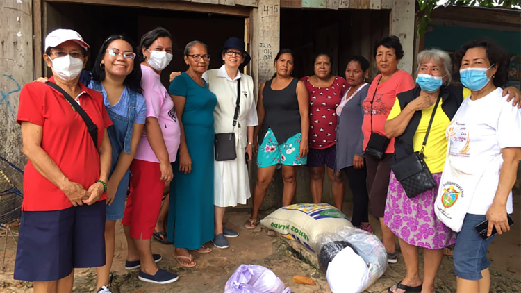 Suor María de la Luz insieme a un gruppo della Caritas parrocchiale che sostiene i più bisognosi