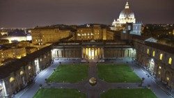 I Musei Vaticani ripresi dall'alto, illuminati per una delle numerose aperture notturne degli anni scorsi